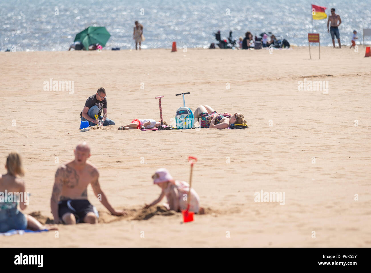 Skegness, UK, 2nd July 2018. Parents and children playing and sunbathing on the beach, enjoying the hot weather during a continued heatwave. Credit: Steven Booth/Alamy Live News Stock Photo