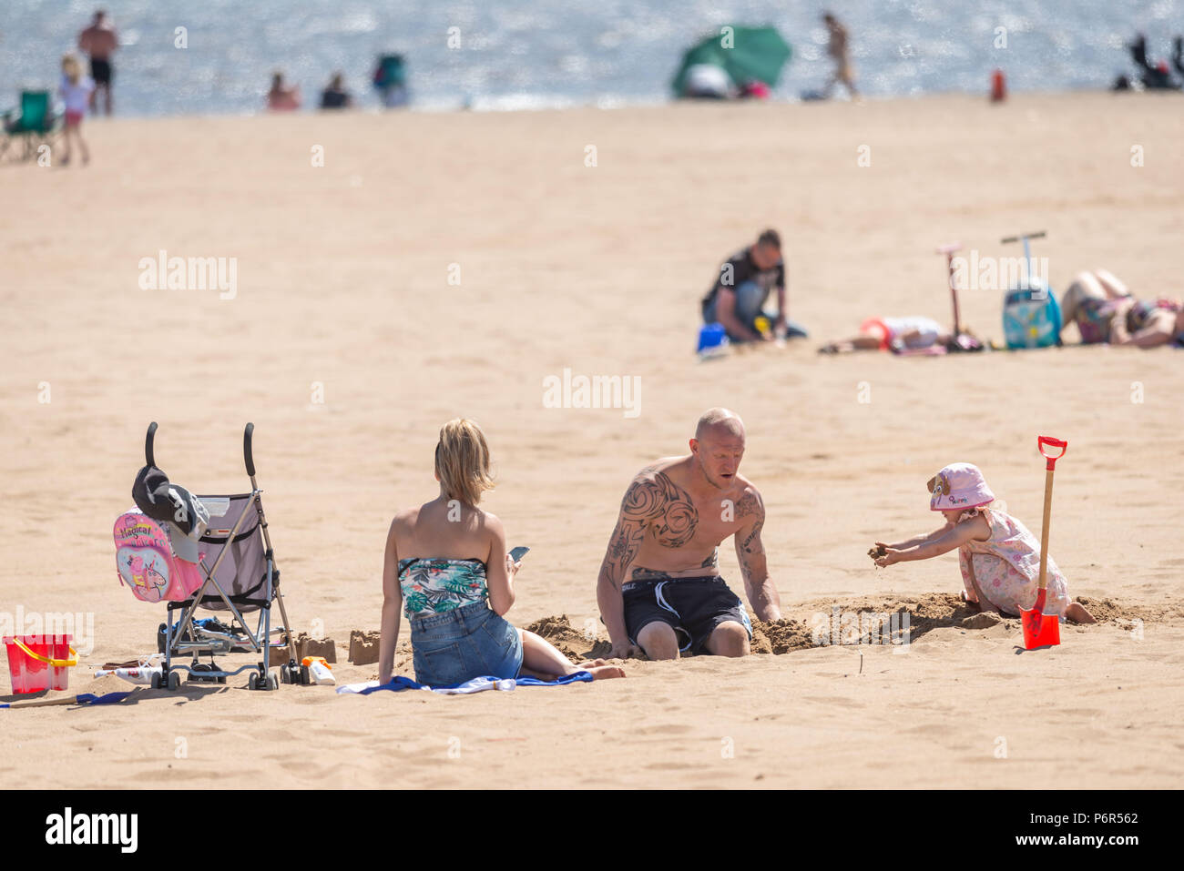 Skegness, UK, 2nd July 2018. Parents and children playing and sunbathing on the beach, enjoying the hot weather during a continued heatwave. Credit: Steven Booth/Alamy Live News Stock Photo