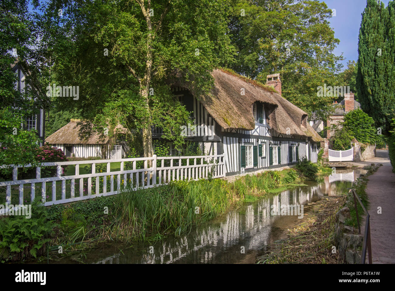 Timber-framed house with thatched roof along the river Veules, France's shortest river at Veules-les-Roses, Seine-Maritime, Côte d'Albâtre, Normandy Stock Photo