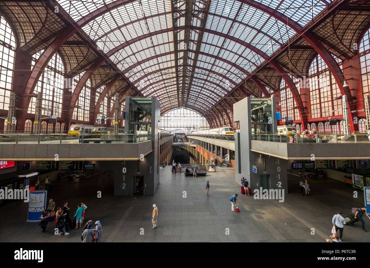 Bahnhof Antwerpen-Centraal, der Hauptbahnhof, Centraal Station, Antwerpen, Flandern, Belgien, Bahnsteige, Gleise auf mehreren Ebenen, Stock Photo