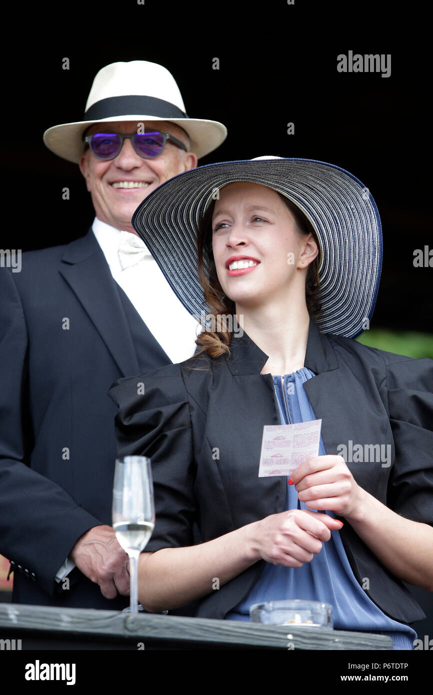 Dresden, elegantly dressed racetrack visitors feverish at the gallop race Stock Photo