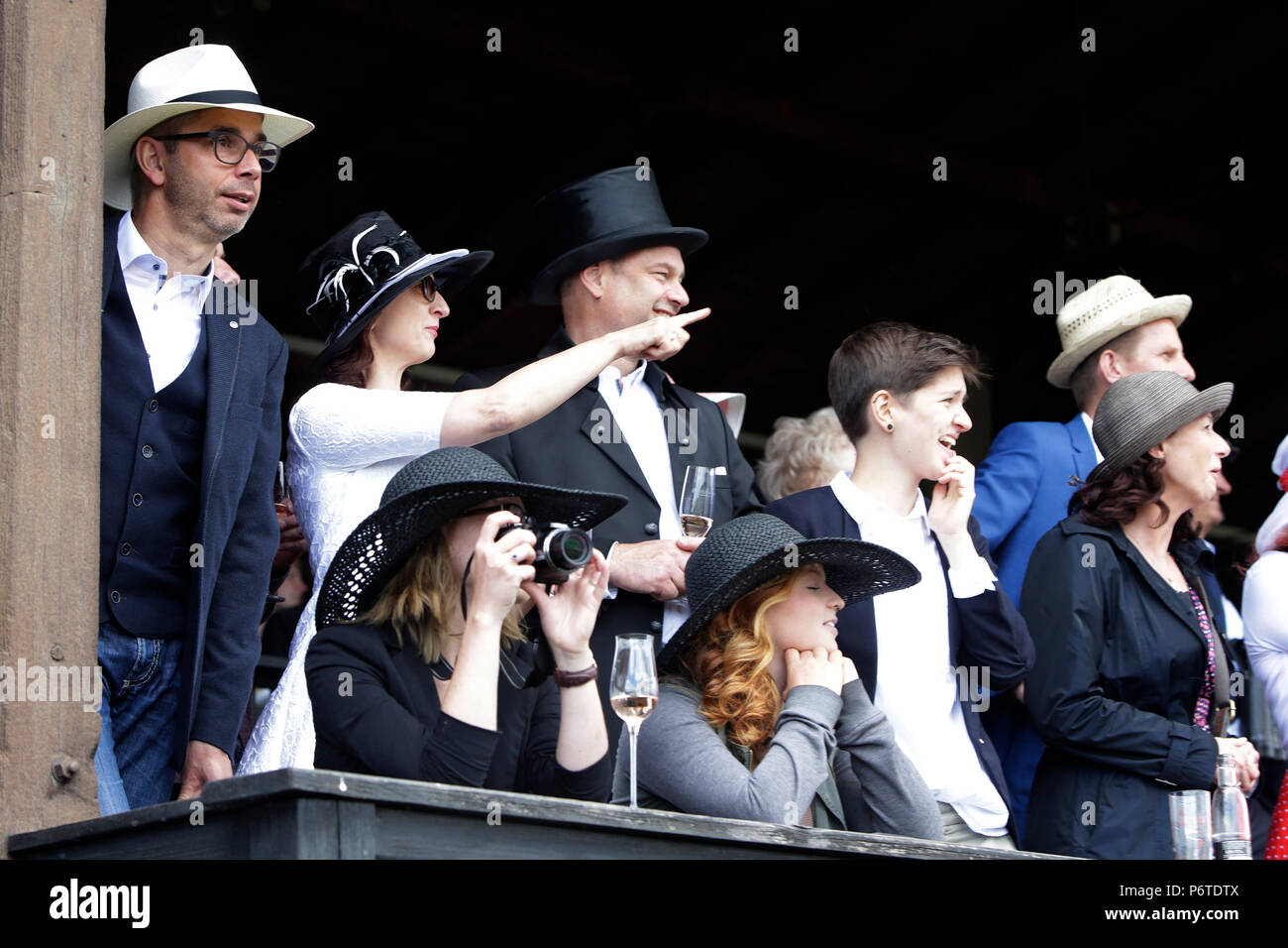 Dresden, elegantly dressed racetrack visitors feverish at the gallop race Stock Photo