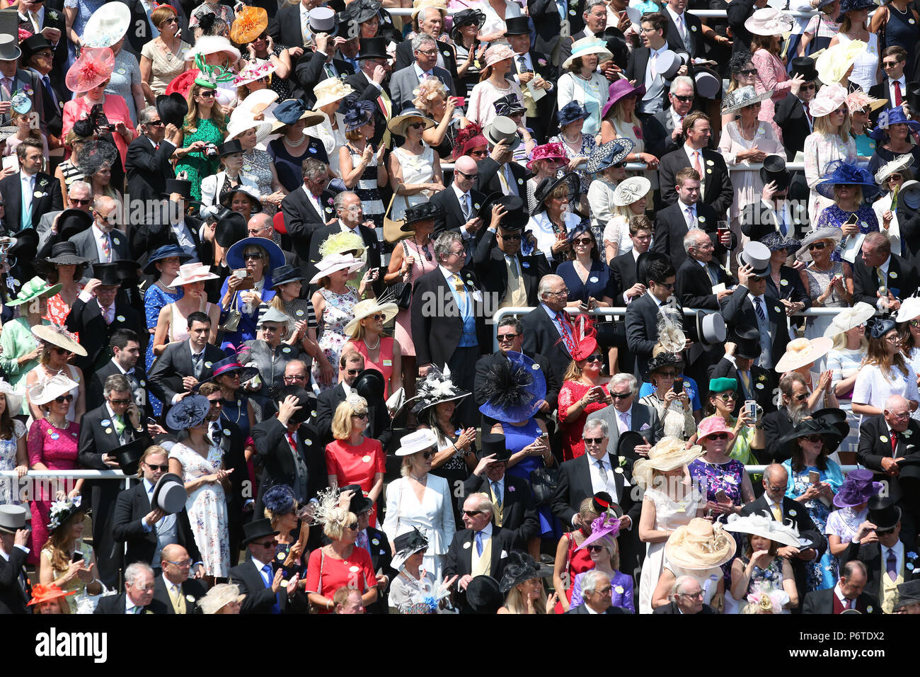 Fashion ascot hi-res stock photography and images - Alamy