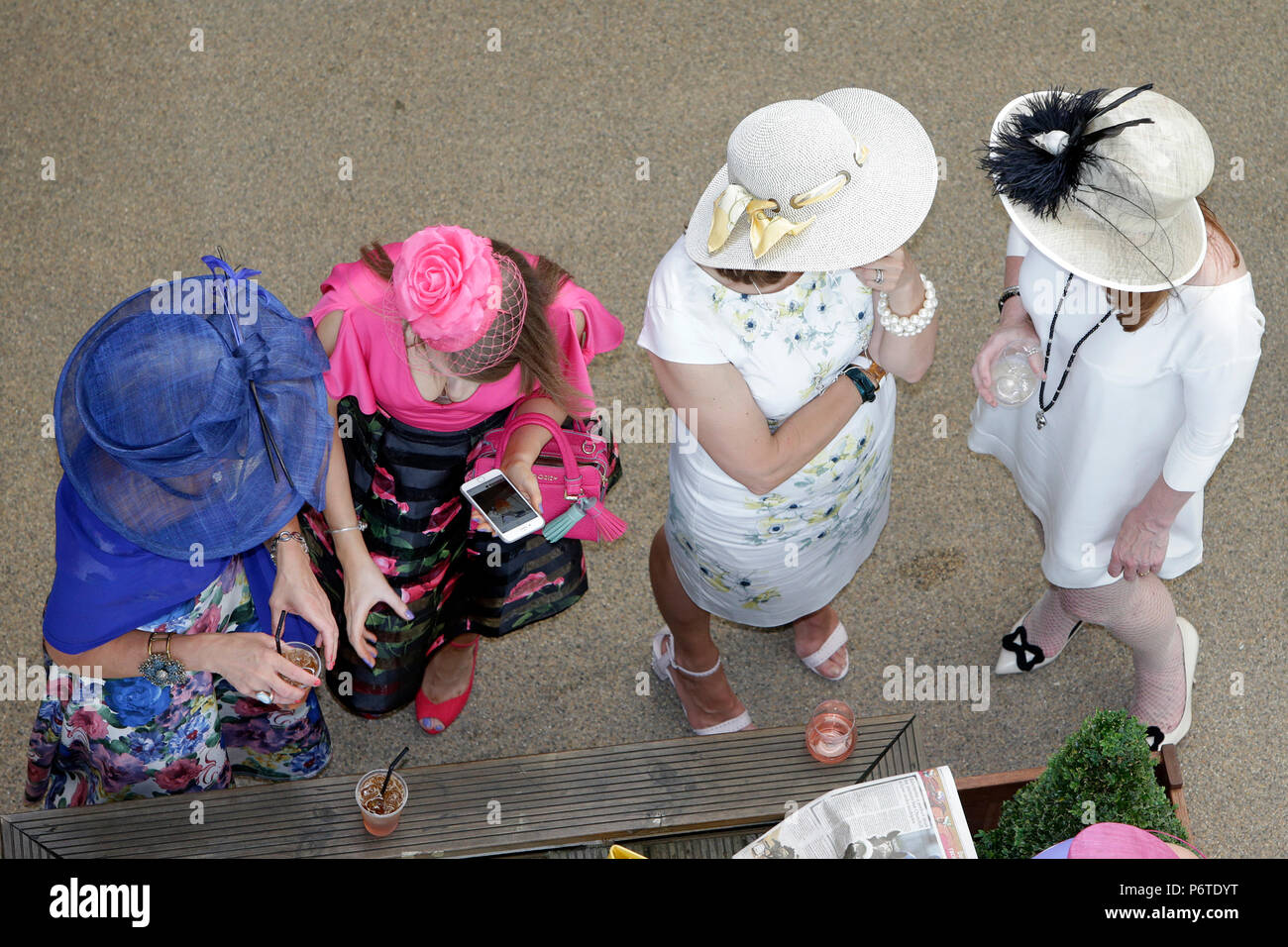 Royal Ascot, fashion, women at the racecourse Stock Photo