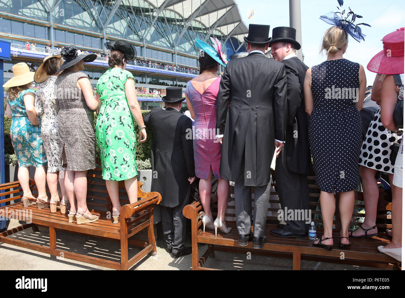 Royal Ascot, Audience at the parade ring on Benches and waiting for the