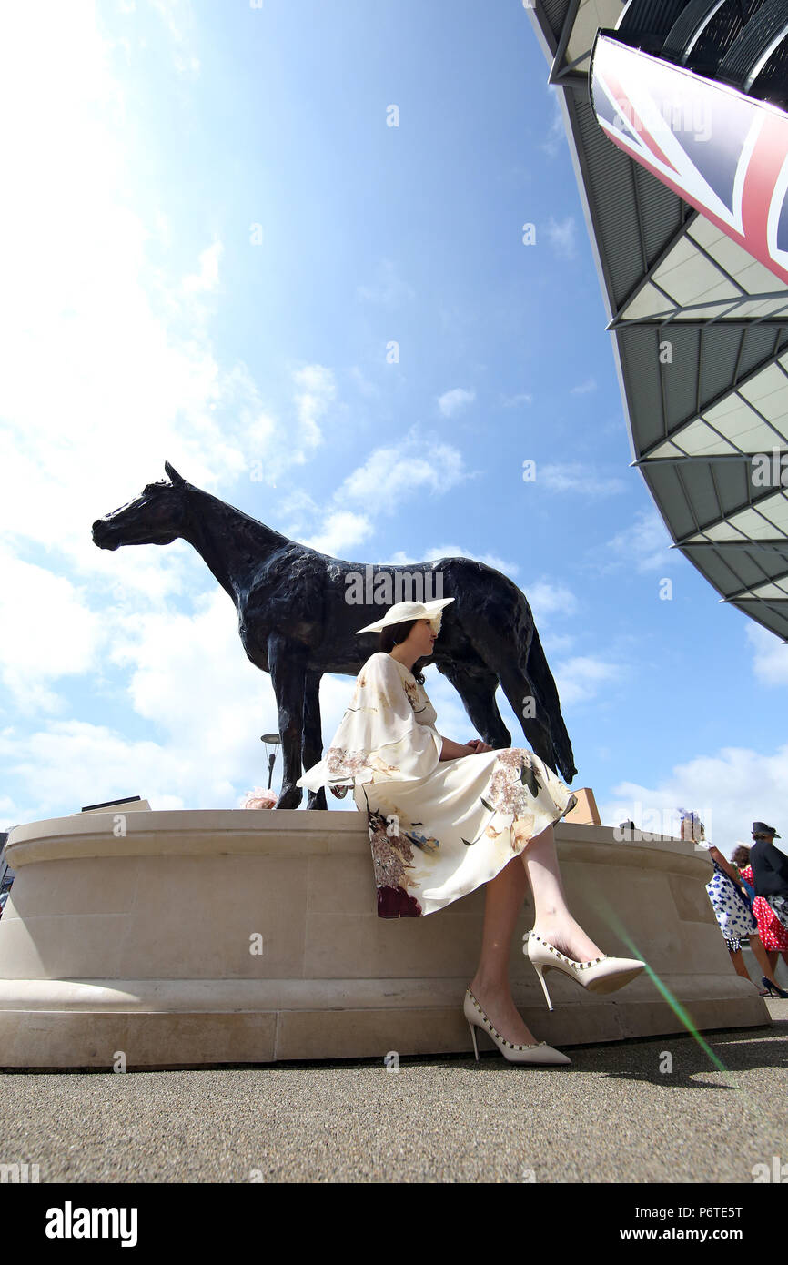 Fashion on ladies day royal ascot hi-res stock photography and images ...
