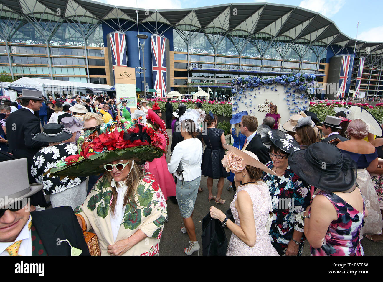 Ascot ladies hi-res stock photography and images - Alamy
