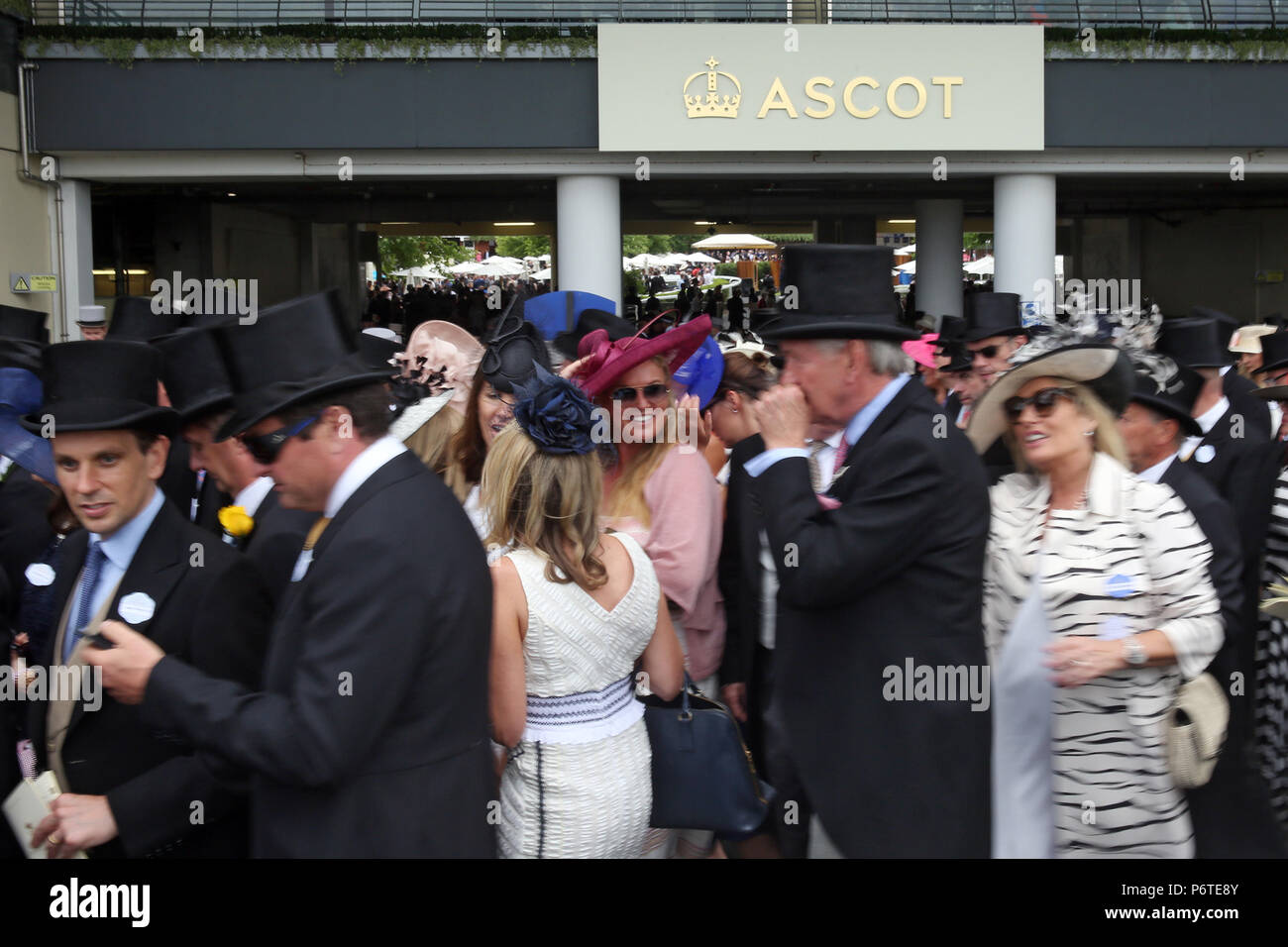 Fashion ascot hi-res stock photography and images - Alamy