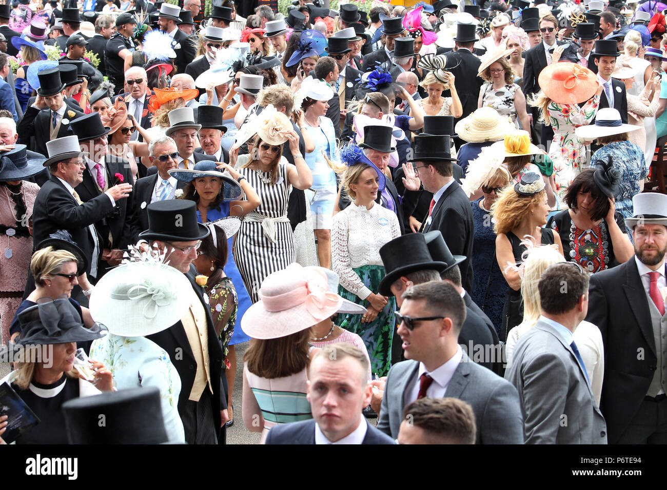 Fashion ascot hi-res stock photography and images - Alamy