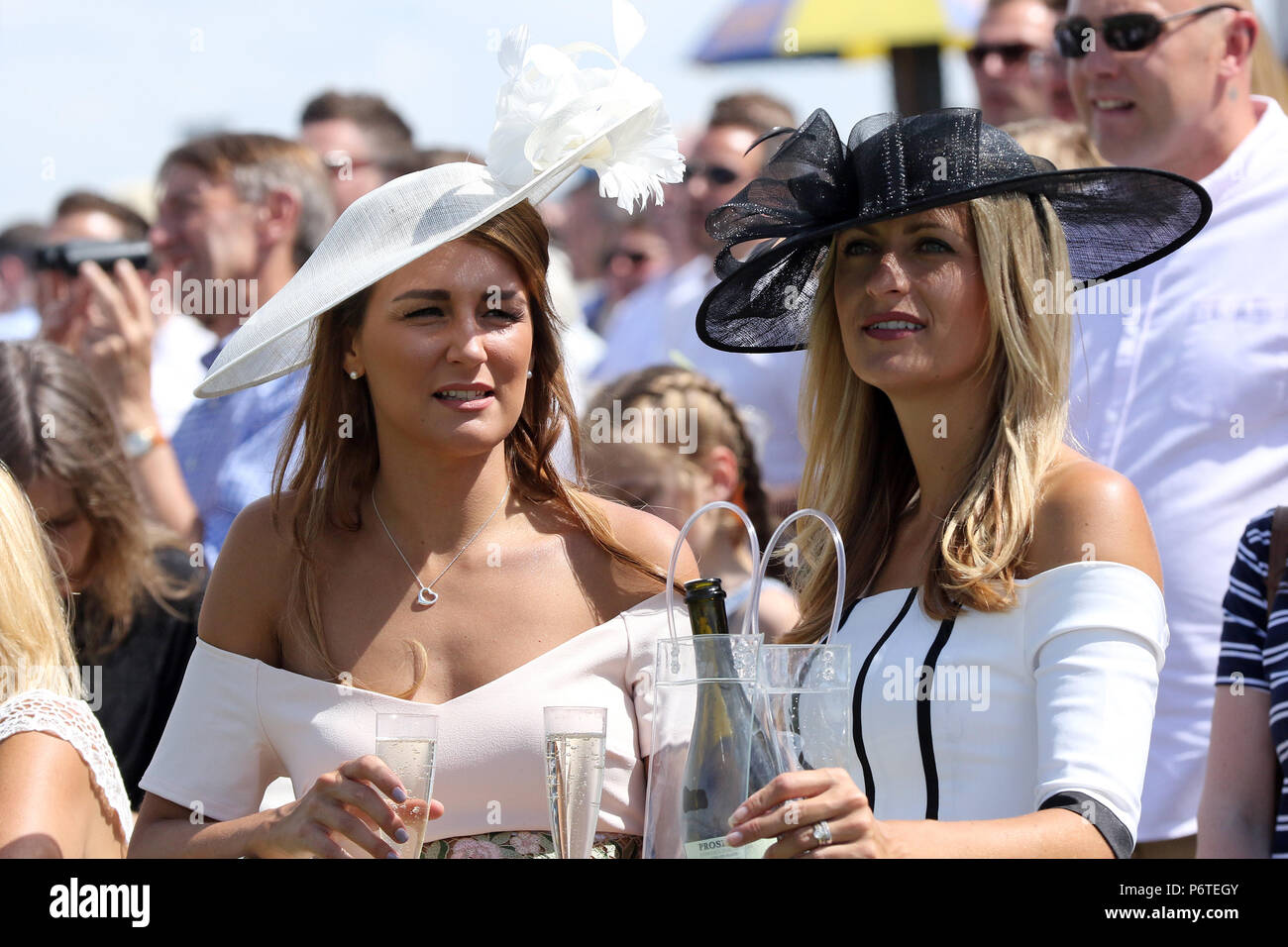 Sandown, Fashion, women at the racecourse Stock Photo