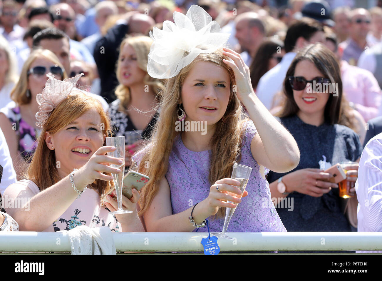 Sandown, Fashion, women at the racecourse Stock Photo