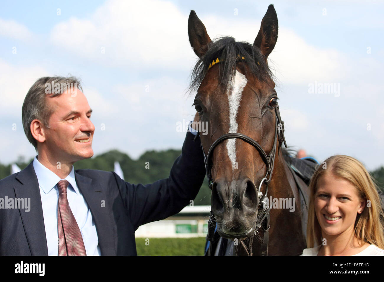 Hannover, Sarandia with owner Dr. Ing. Andreas Jacobs after the victory Stock Photo