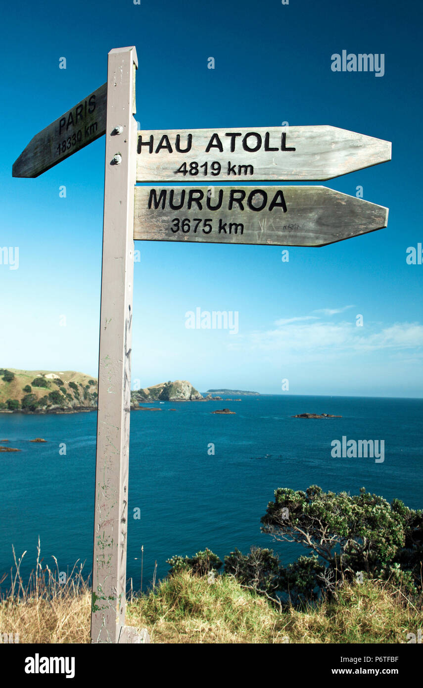 Signpost in Matauri Bay, New Zealand, a memorial to Greenpeace's Rainbow Warrior during France's nuclear testing in the South Pacific Stock Photo