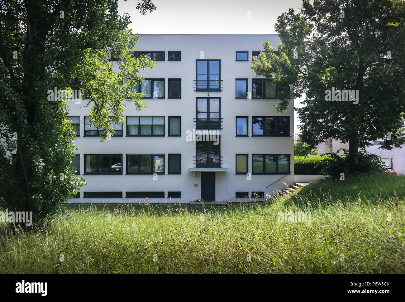 Stuttgart, Weissenhofsiedlung. Garden view of the apartment house built in 1927 by Ludwig Mies van der Rohe. Stock Photo