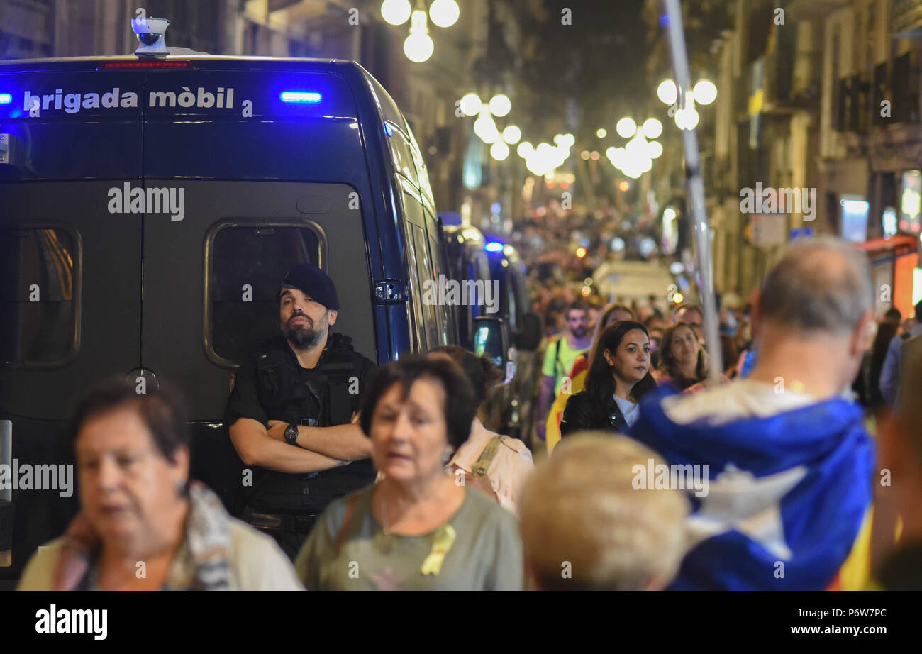 October 27, 2017 - Barcelona, Spain: A police officer from the Mossos d'Esquadra, the Catalan police force, stand guard as pro-independence Catalans celebrate in the streets after the declaration of independence. Rassemblement festif dans les rues de Barcelone apres la declaration unilaterale d'independance. *** FRANCE OUT / NO SALES TO FRENCH MEDIA *** Stock Photo