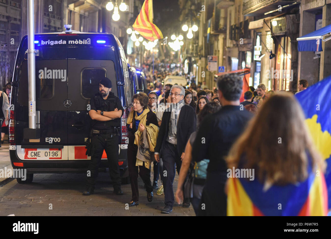 October 27, 2017 - Barcelona, Spain: A police officer from the Mossos d'Esquadra, the Catalan police force, stand guard as pro-independence Catalans celebrate in the streets after the declaration of independence.  Rassemblement festif dans les rues de Barcelone apres la declaration unilaterale d'independance. *** FRANCE OUT / NO SALES TO FRENCH MEDIA *** Stock Photo