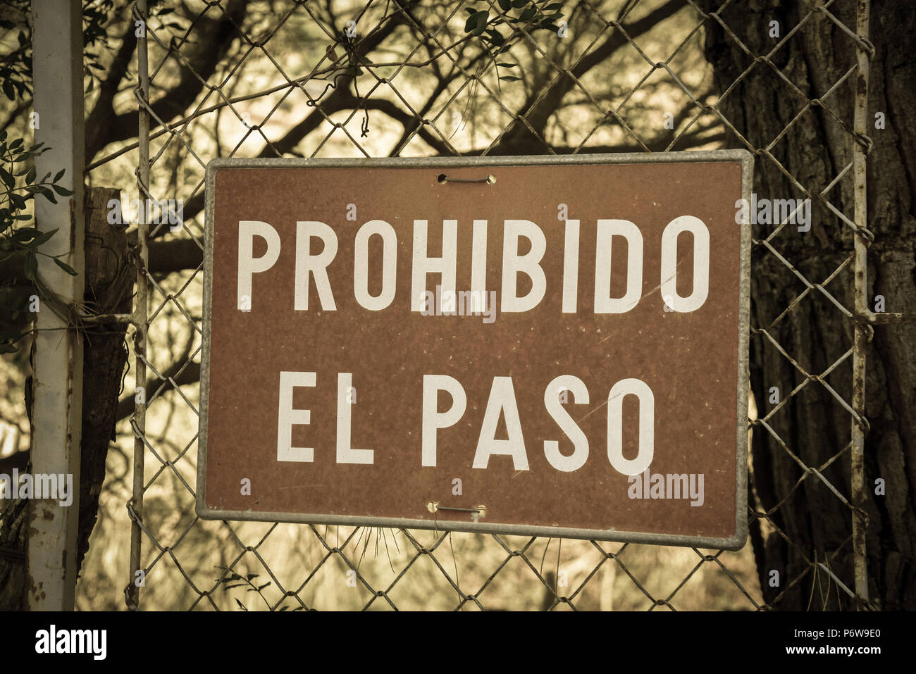 Do not pass sign in Spanish Stock Photo