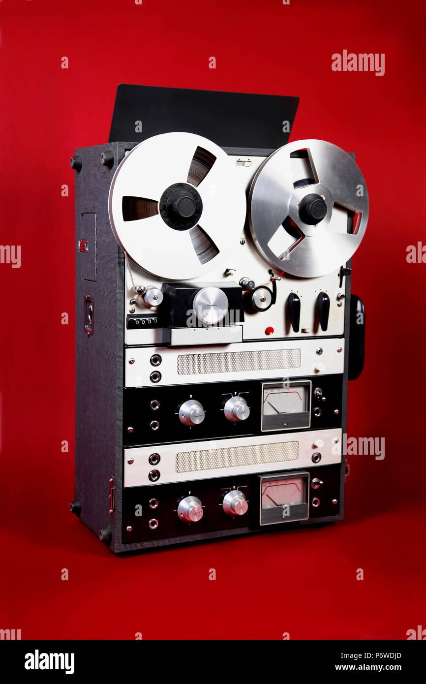 https://c8.alamy.com/comp/P6WDJD/an-open-reel-to-reel-tape-deck-the-technology-is-at-least-50-years-old-P6WDJD.jpg