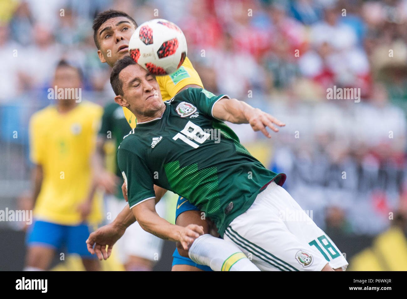Samara, Russland. 02nd July, 2018. CASEMIRO (left, BRA) versus Andres GUARDADO (MEX), Action, duels, Brazil (BRA) - Mexico (RUS) 2: 0, Round of 16, Match 53, on 02.07.2018 in Samara; Football World Cup 2018 in Russia from 14.06. - 15.07.2018. | usage worldwide Credit: dpa/Alamy Live News Stock Photo