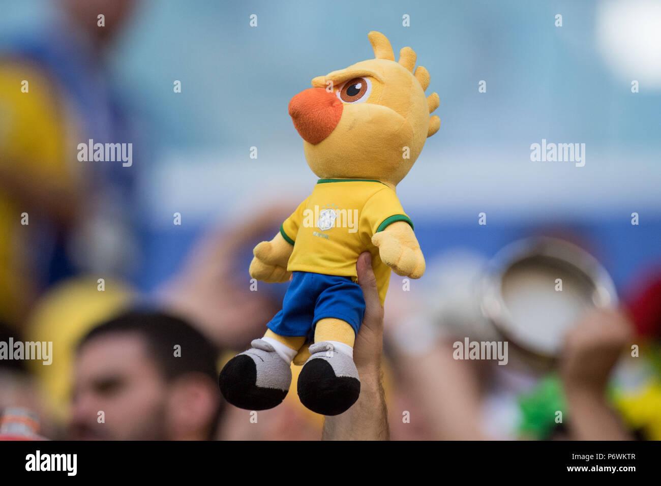 Samara, Russland. 02nd July, 2018. A canary mascot is held up, jubilation, cheering, cheering, joy, cheers, celebrate, final jubilation, Stoffter, Brazil (BRA) - Mexico (RUS) 2-0, knockout round, match 53, on 02.07.2018 in Samara; Football World Cup 2018 in Russia from 14.06. - 15.07.2018. | usage worldwide Credit: dpa/Alamy Live News Stock Photo