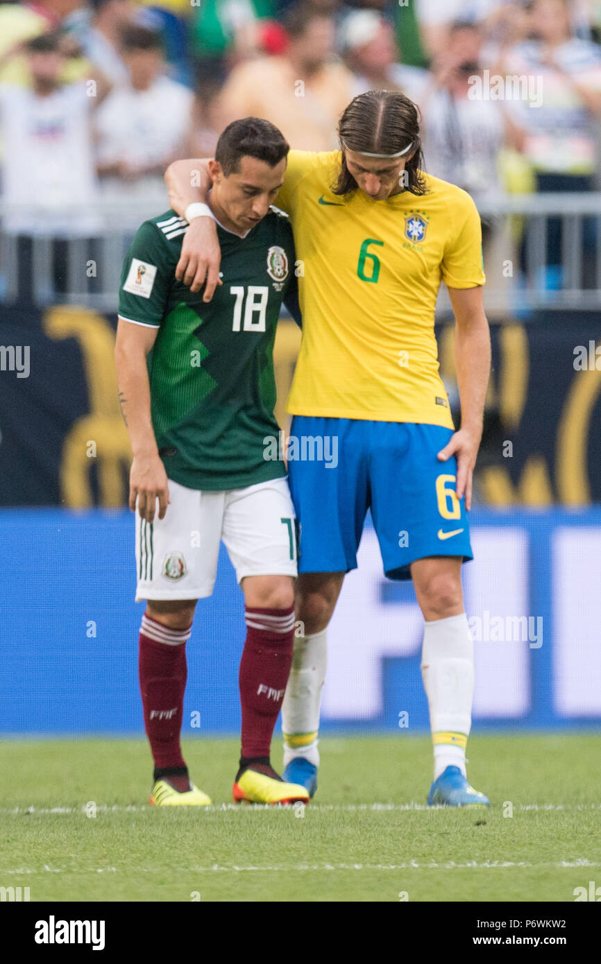 Samara, Russland. 02nd July, 2018. Andres GUARDADO (left, MEX) is toasted by FILIPE LUIS (BRA), comforted, consolation, frustrated, frustrated, frozen, disappointed, showered, decapitation, disappointment, sad, whole figure, portrait, Brazil (BRA) - Mexico (RUS ) 2: 0, Round of 16, Game 53, on 02.07.2018 in Samara; Football World Cup 2018 in Russia from 14.06. - 15.07.2018. | usage worldwide Credit: dpa/Alamy Live News Stock Photo