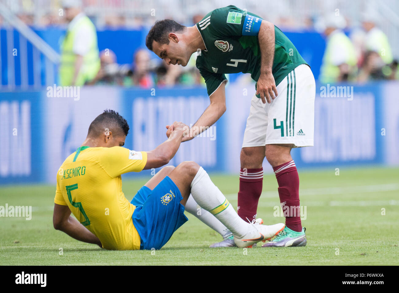 Rafael MARQUEZ (right, MEX) helps CASEMIRO (BRA) high, full figure, landscape, gesture, gesture, Brazil (BRA) - Mexico (RUS) 2: 0, Round of 16, Game 53, on 02.07.2018 in Samara; Football World Cup 2018 in Russia from 14.06. - 15.07.2018. | usage worldwide Stock Photo