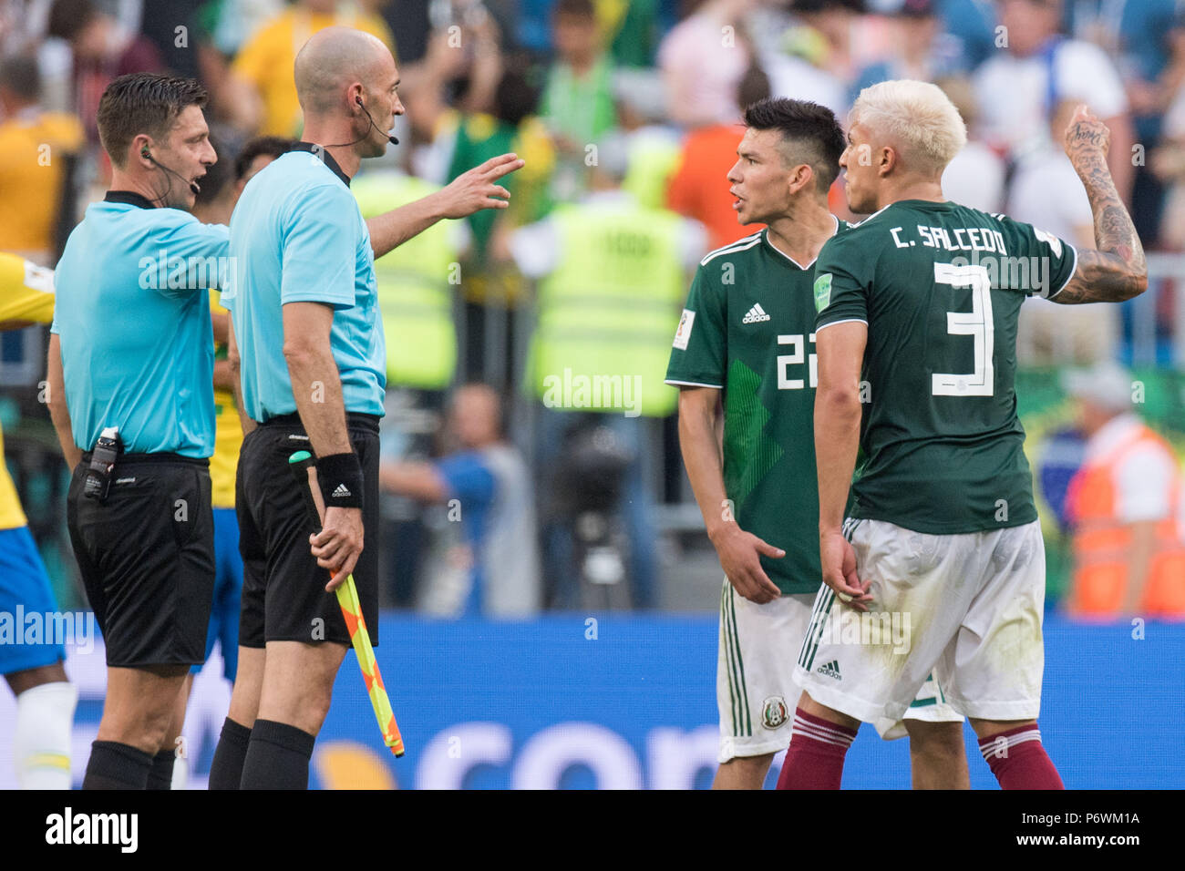Samara, Russland. 02nd July, 2018. Hiring LOZANO (2nd right to left, MEX) and Carlos SALCEDO (right, MEX) are angry after the end of the game on referee Gianluca OCCHI (li., ITA), angry, anger, angry, anger, frustrated, frustrated, frozen, disappointed, showered, decapitation, disappointment, sad, gesture, gesture, half figure, half figure, Brazil (BRA) - Mexico (RUS) 2: 0, Round of 16, Game 53, on 02.07.2018 in Samara; Football World Cup 2018 in Russia from 14.06. - 15.07.2018. | usage worldwide Credit: dpa/Alamy Live News Stock Photo