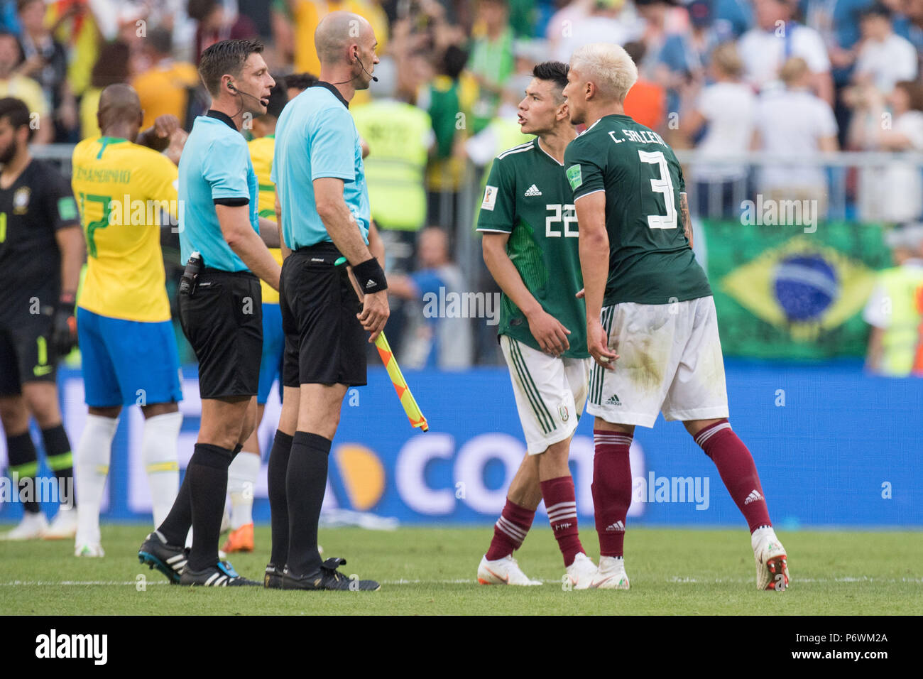 Samara, Russland. 02nd July, 2018. Hiring LOZANO (2nd right to left, MEX) and Carlos SALCEDO (right, MEX) are angry after the end of the game on referee Gianluca OCCHI (li., ITA), angry, anger, angry, anger, frustrated, frustrated, frozen, disappointed, showered, decapitation, disappointment, sad, gesture, gesture, full figure, Brazil (BRA) - Mexico (RUS) 2: 0, Round of 16, Game 53, on 02.07.2018 in Samara; Football World Cup 2018 in Russia from 14.06. - 15.07.2018. | usage worldwide Credit: dpa/Alamy Live News Stock Photo