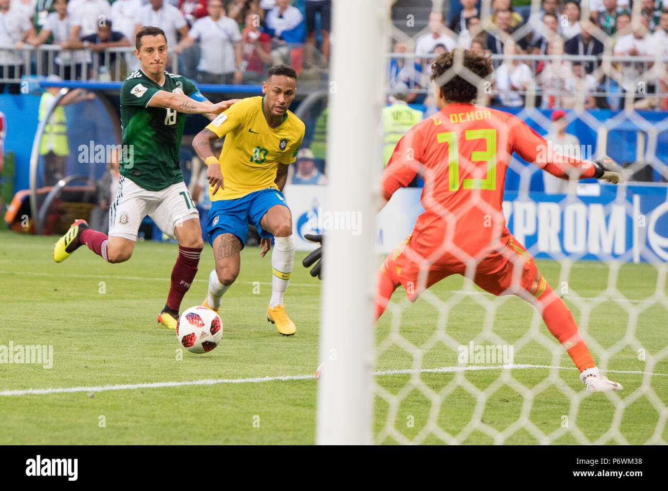 NEYMAR (mi., BRA) gives versus Andres GUARDADO (left, MEX) and goalkeeper Guillermo OCHOA (MEX) the 2: 0 goal for Brazil, action, fight for the ball, Brazil (BRA) - Mexico (RUS) 2: 0, round of 16, game 53, on 02.07.2018 in Samara; Football World Cup 2018 in Russia from 14.06. - 15.07.2018. | usage worldwide Stock Photo