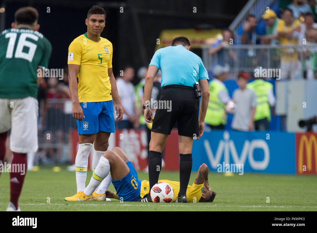 referee Gianluca OCCHI (mi., ITA) looks after NEYMAR (BRA) lying with pain on the pitch, CASEMIRO (BRA) is standing, injury, lying, pain, pain, whole figure, Brazil (BRA) - Mexico (RUS ) 2: 0, Round of 16, Game 53, on 02.07.2018 in Samara; Football World Cup 2018 in Russia from 14.06. - 15.07.2018. | usage worldwide Stock Photo