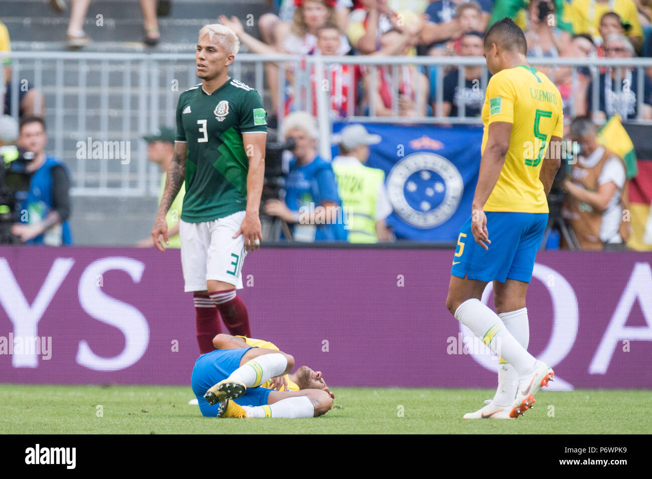 NEYMAR (BRA) lies at the ground, Carlos SALCEDO (left, MEX) and CASEMIRO (BRA) are standing, injury, lying, pain, pain, whole figure, Brazil (BRA) - Mexico (RUS) 2: 0, knockout round, Game 53, on 02.07.2018 in Samara; Football World Cup 2018 in Russia from 14.06. - 15.07.2018. | usage worldwide Stock Photo