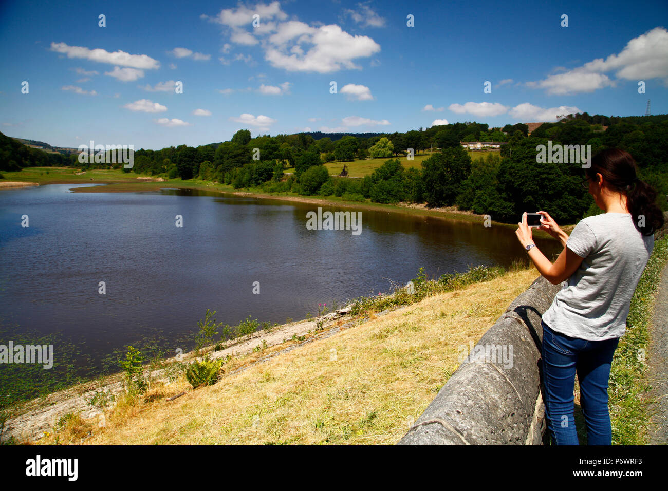 Yorkshire, UK. 3rd July, 2018. 3rd July 2018 As the heatwave continues with no rainfall forecast for the near futre levels in Yorkshire waters reservoirs are begining to noticably fall. This is a view of the Lindley Wood resevoir near Otley, Yorkshire. Credit: Andrew Gardner/Alamy Live News Stock Photo