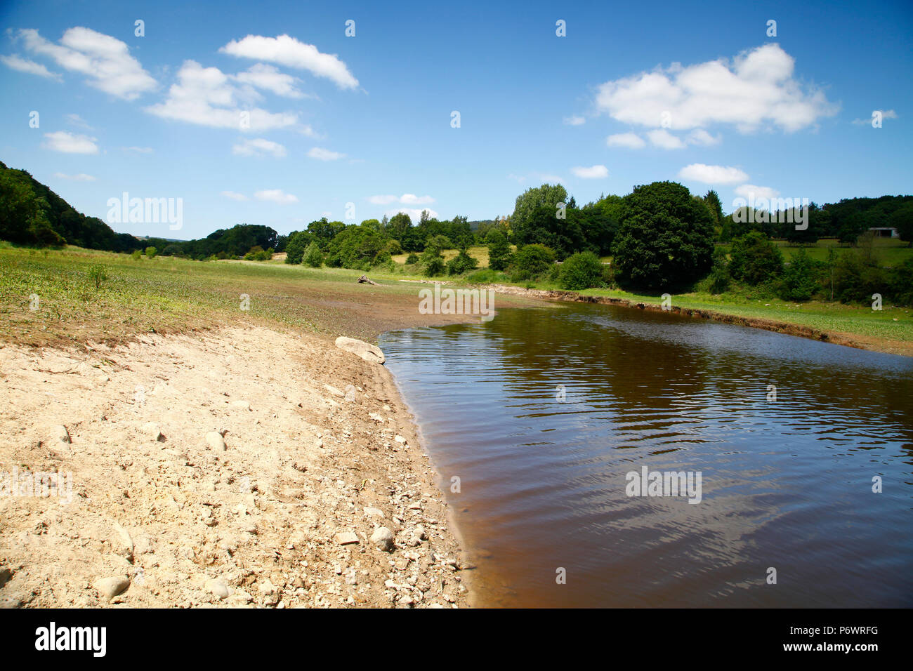 Yorkshire, UK. 3rd July, 2018. 3rd July 2018 As the heatwave continues with no rainfall forecast for the near futre levels in Yorkshire waters reservoirs are begining to noticably fall. This is a view of the Lindley Wood resevoir near Otley, Yorkshire Credit: Andrew Gardner/Alamy Live News Stock Photo