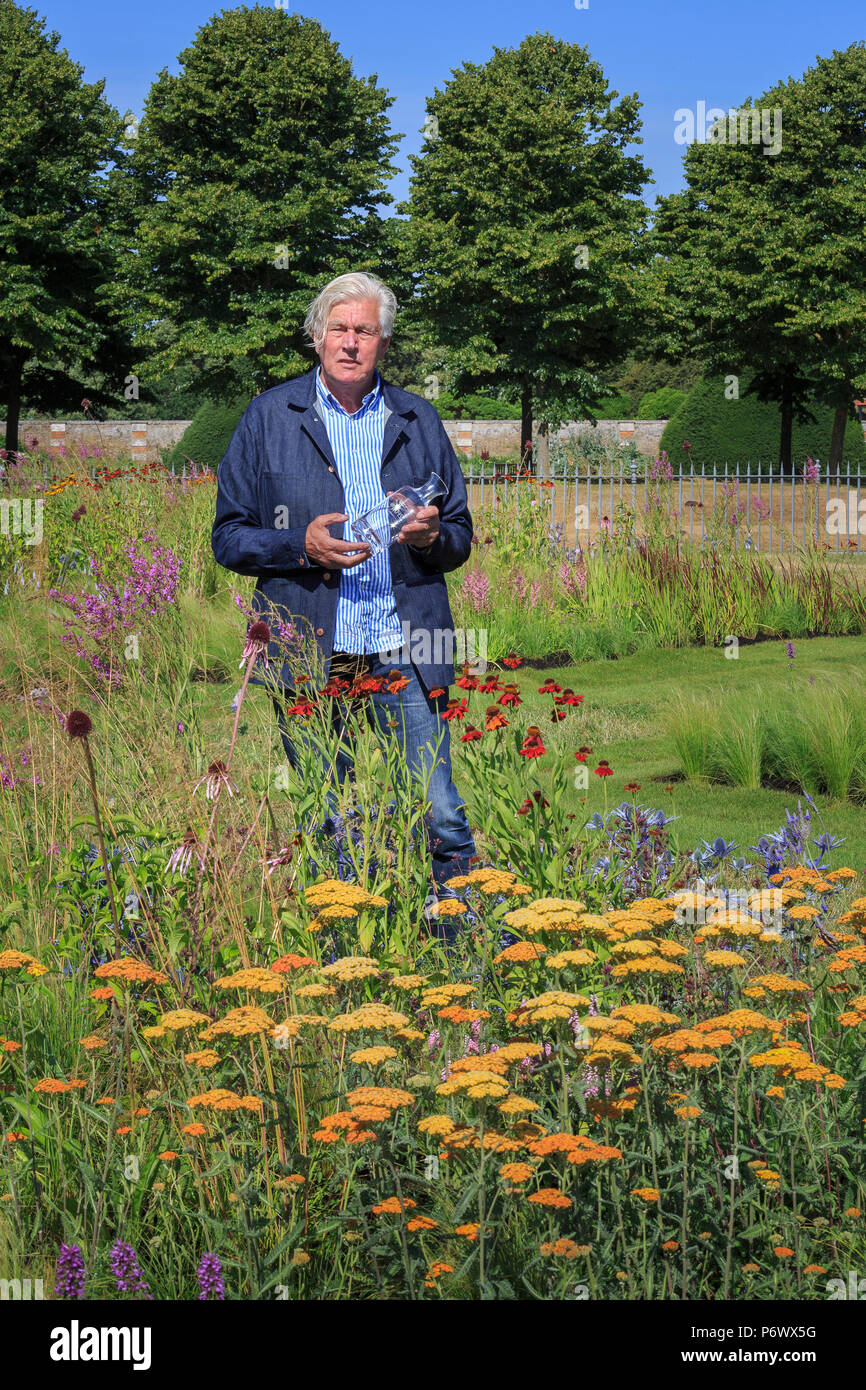 London, UK. 2nd-8th July 2018. RHS Hampton Court Flower Show. Iconic Horticultural Heroes.  Dutch landscape designer, plantsman and author Piet Oudolf with an award from the RHS at Hampton Court Flower Show to celebrate Piet's iconic achievement in garden design. Stock Photo