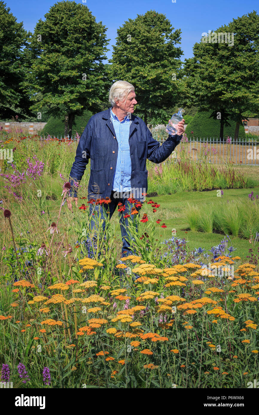London, UK. 2nd-8th July 2018. RHS Hampton Court Flower Show. Iconic Horticultural Heroes.  Dutch landscape designer, plantsman and author Piet Oudolf with an award from the RHS at Hampton Court Flower Show to celebrate Piet's iconic achievement in garden design. Stock Photo