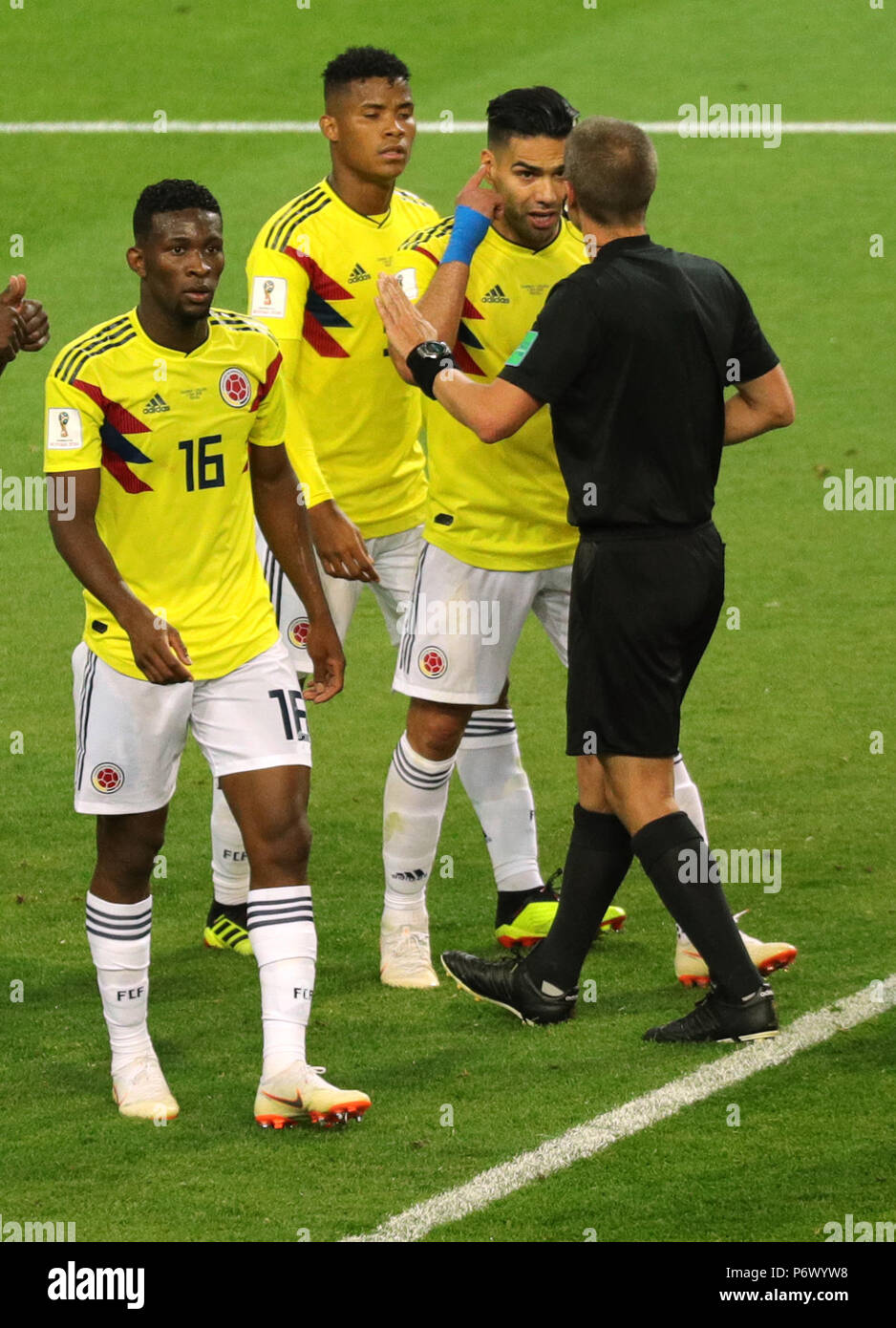Moscow, Russia. 03rd July, 2018. Soccer: World Cup, Eighth finals, Colombia vs England in the Spartak Stadium. Colombia's Radamel Falcao (R) arguing with US match referee Mark Geiger. Credit: Christian Charisius/dpa/Alamy Live News Stock Photo