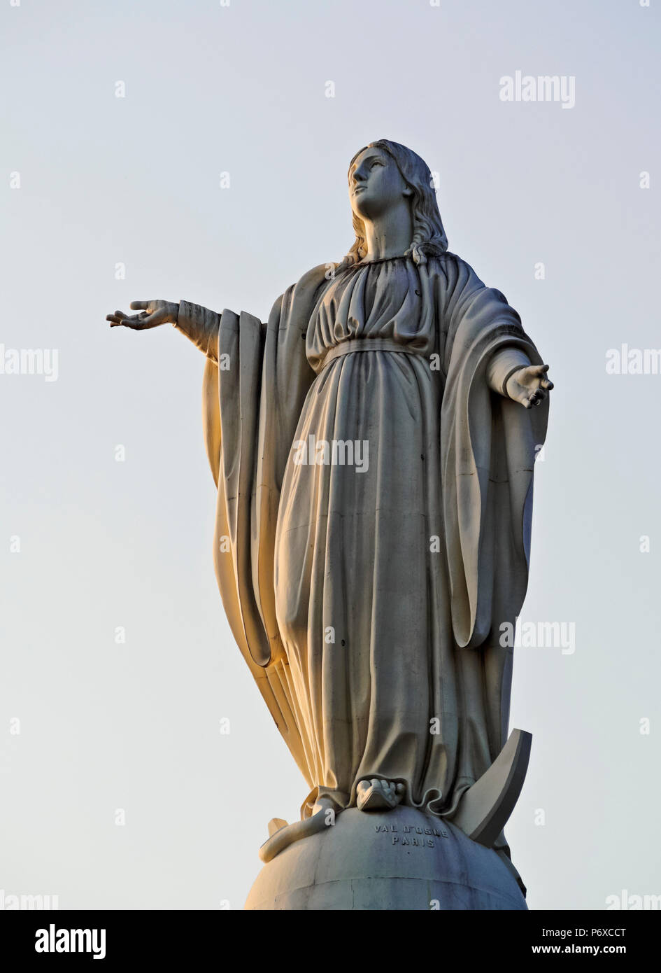 Chile, Santiago, Statue of the Virgin Mary on the top of the San Cristobal Hill. Stock Photo
