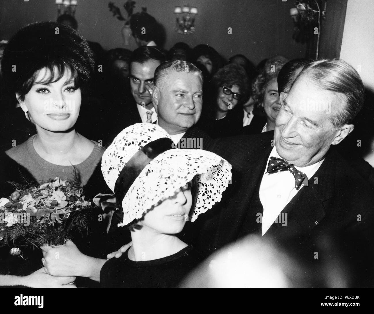 maurice chevalier, sophia loren, presentation of the new collection of hats by jean barthet, paris, 20 january 1962 Stock Photo