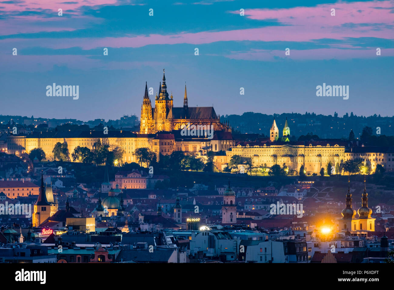 Czech Republic, Prague, Vinohrady. View of Stare Mesto, Prague old town,  and Prague Castle, Prazsky Hrad, from Riegroy Sady park at dusk Stock Photo  - Alamy