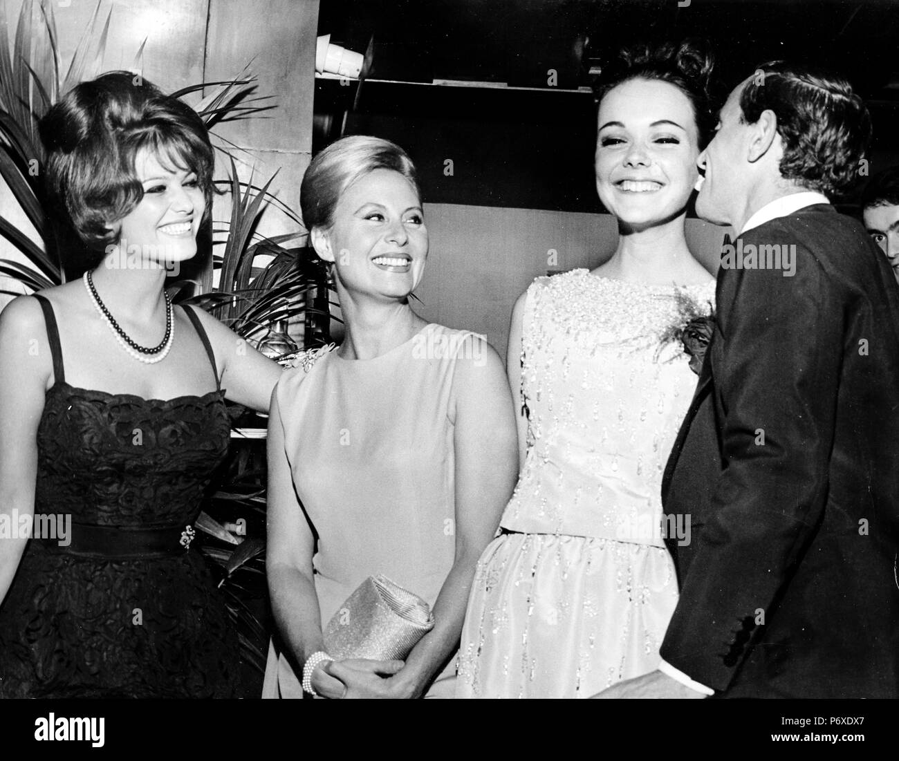 claudia cardinale, myriam schenck, michele morgan, charles aznavour, mademoiselle de paris, 1961 Stock Photo