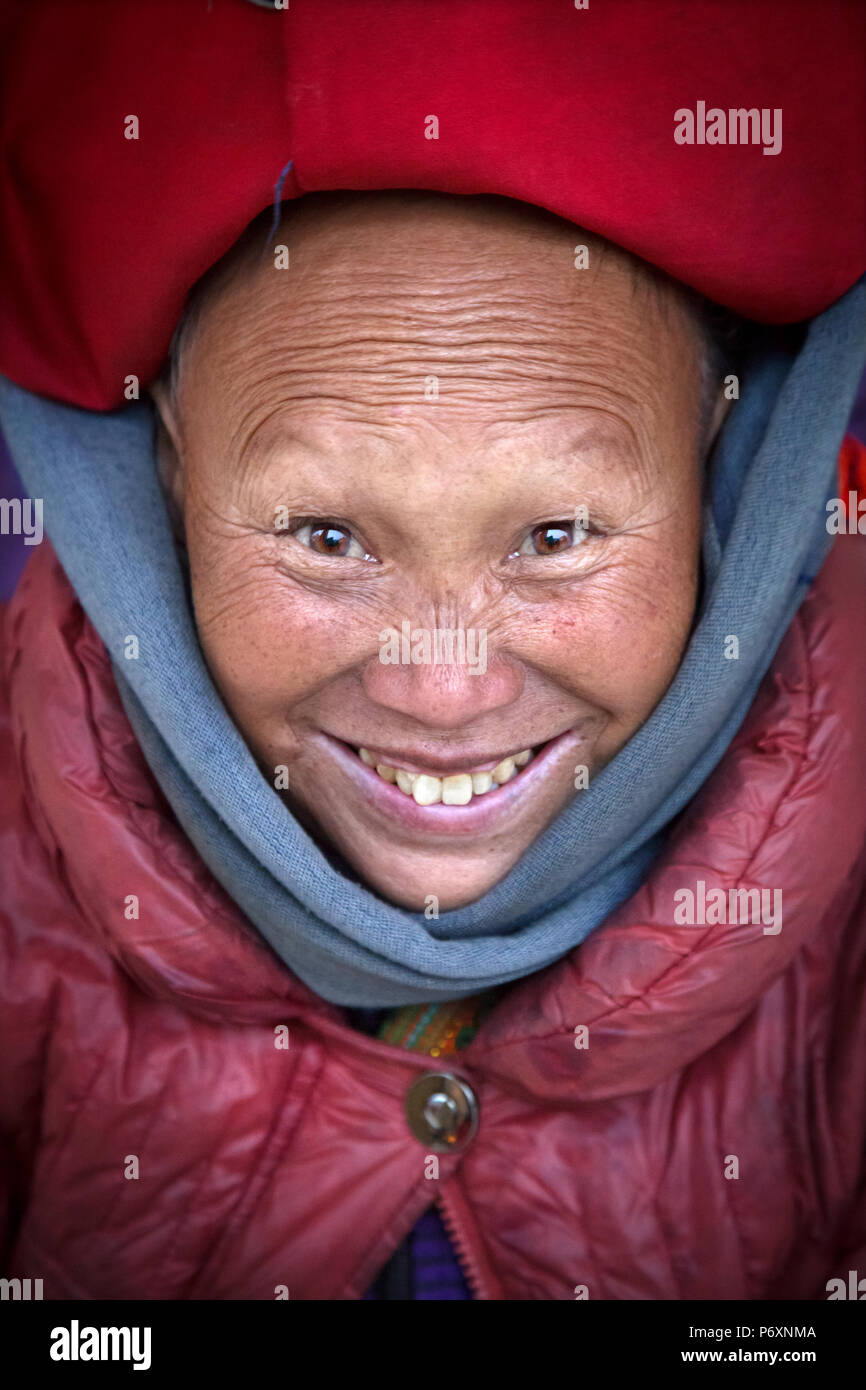 Red Dao smiling lady with turban in Sapa , Vietnam Stock Photo