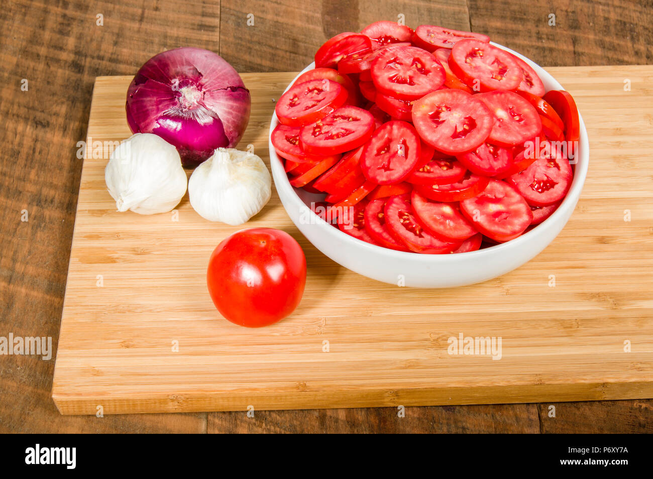 Red onion with garlic and sliced tomatoes Stock Photo - Alamy