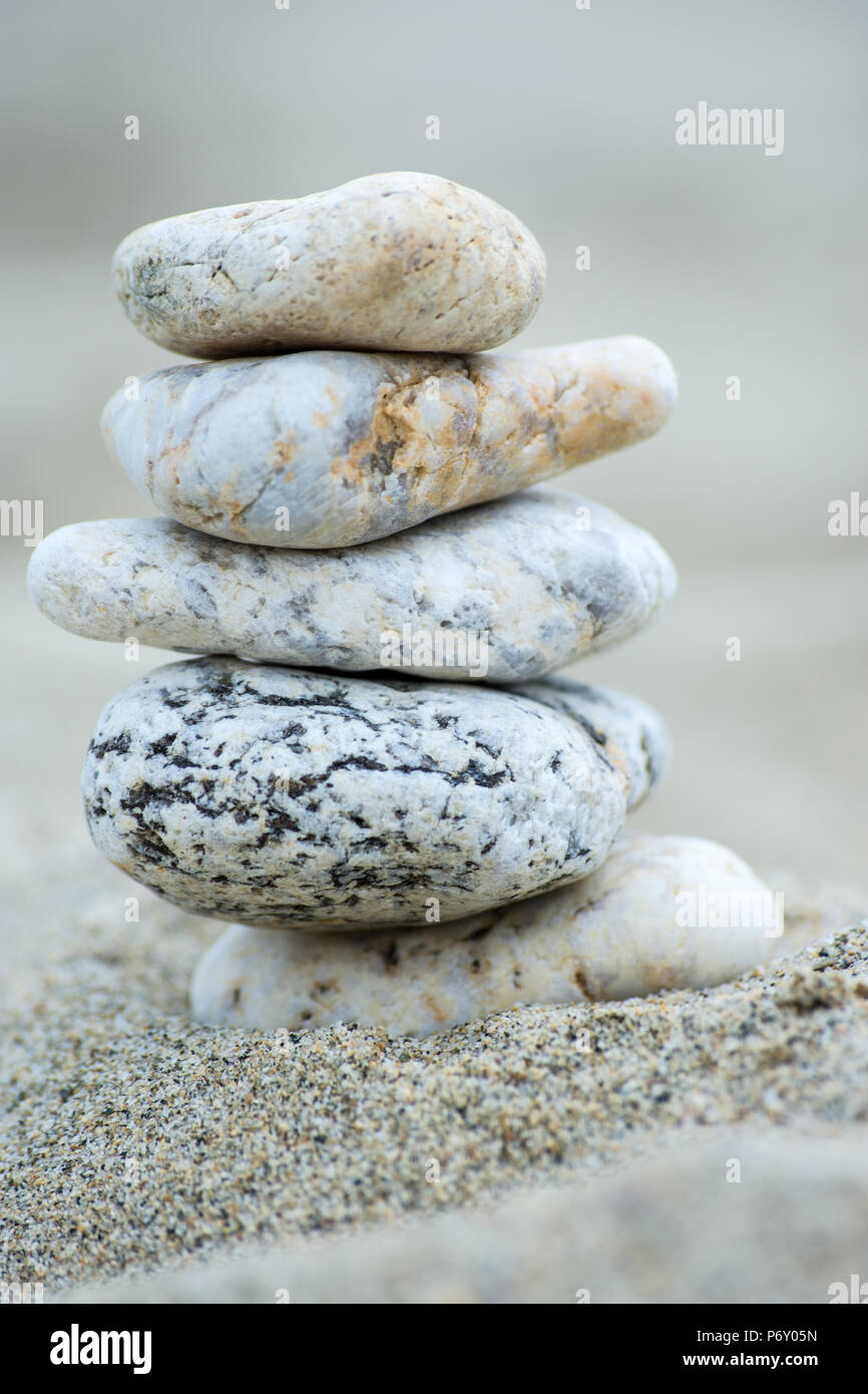 STRYVE Towell+ Beach Stone - Strandhandtuch Mit Sicherheitstasche