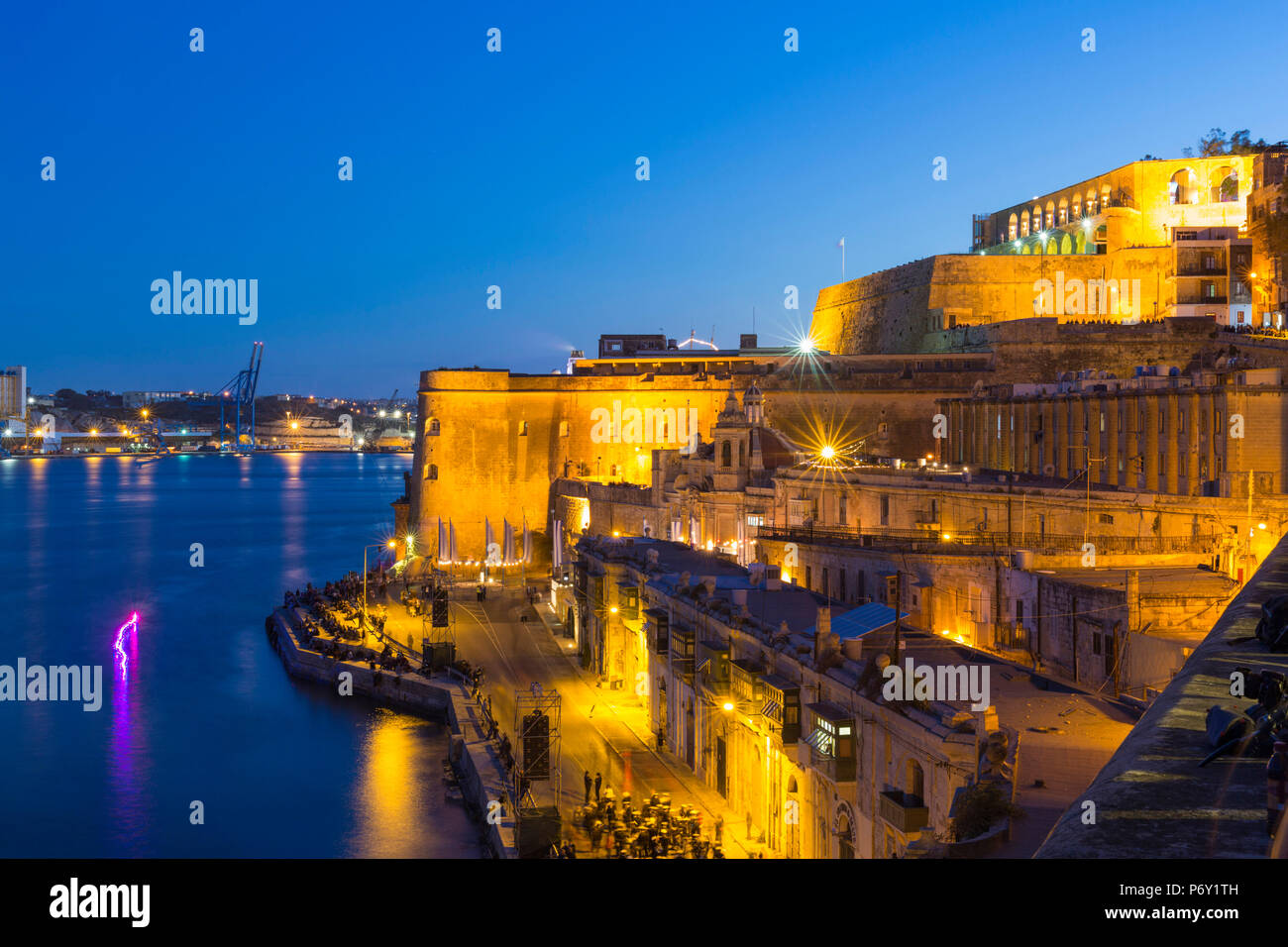 Malta, South Eastern Region, Valletta. Upper Barrakka Gardens and Grand Harbour at dusk. Stock Photo