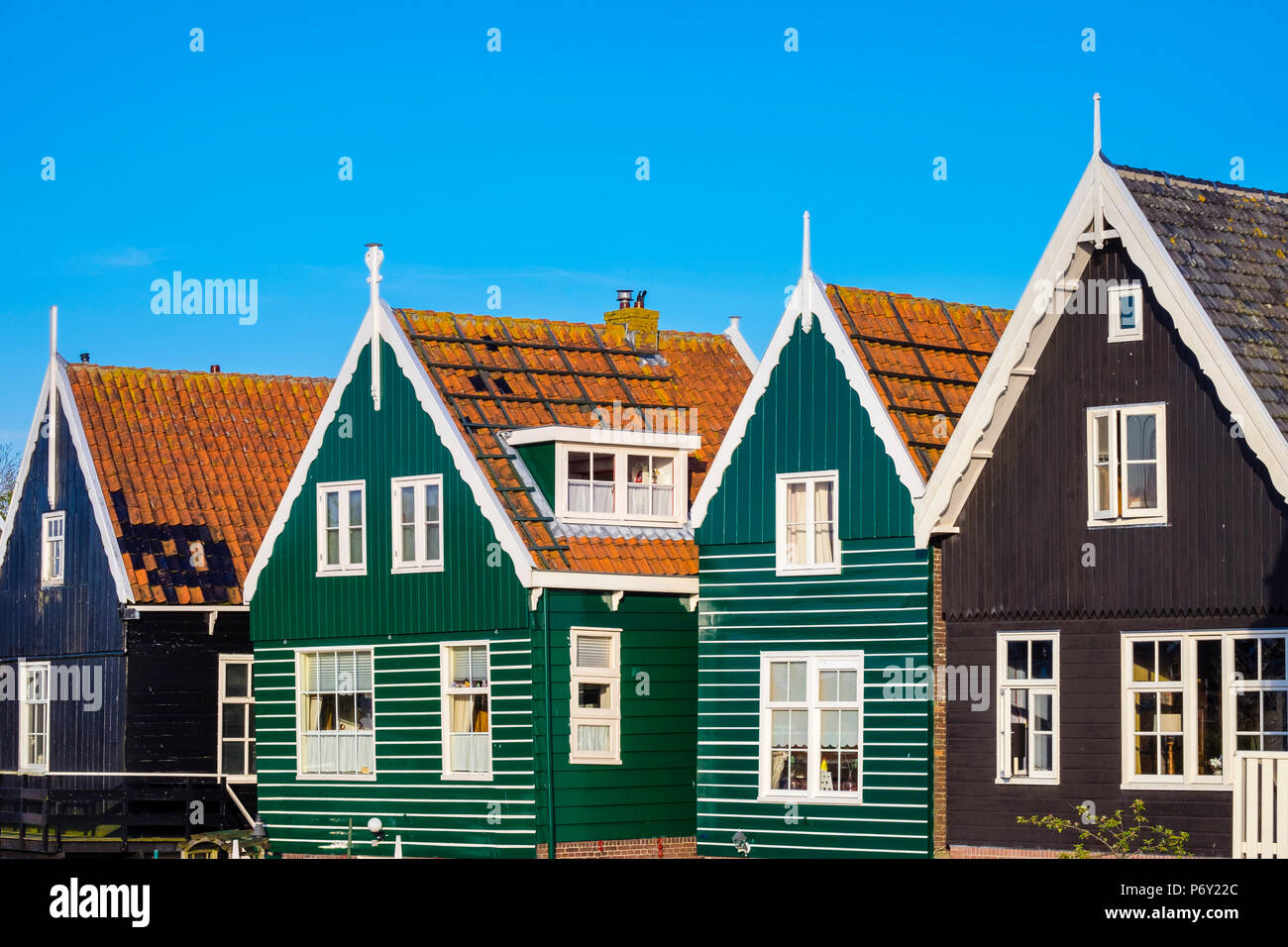 Netherlands, North Holland, Marken. Wooden houses along the harbor in Havenbuurt. Stock Photo