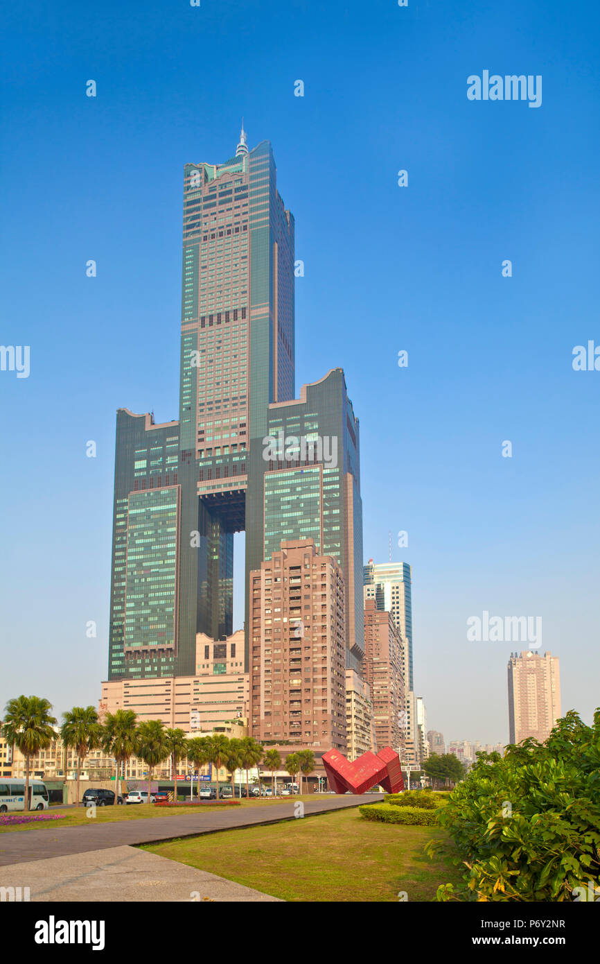 Taiwan, Kaohsiung, Singuang Ferry Whar, View of Kaoshiung 85 Sky Tower - Tunex Sky Tower Stock Photo