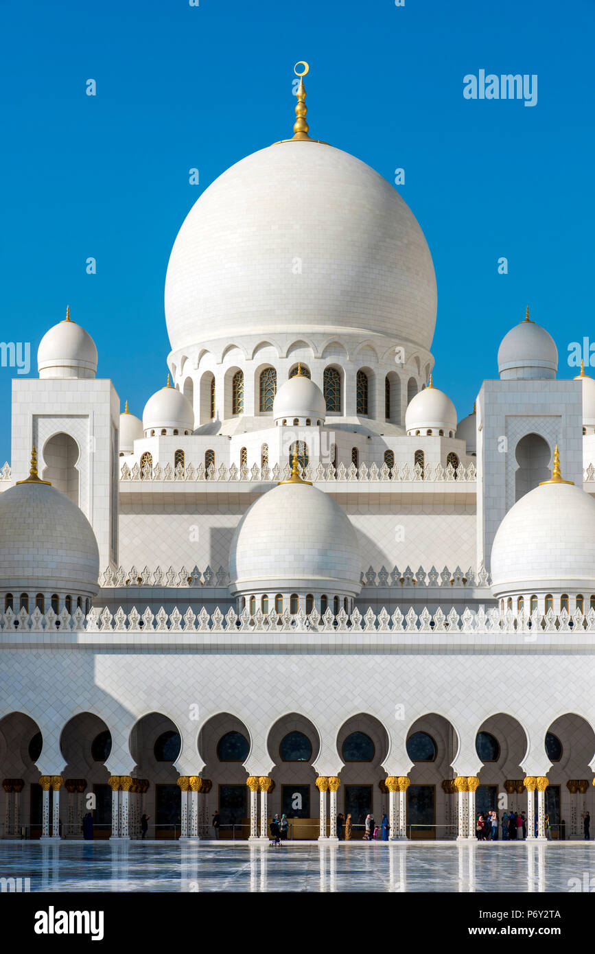 Inner courtyard of Sheikh Zayed Mosque, Abu Dhabi, United Arab Emirates Stock Photo