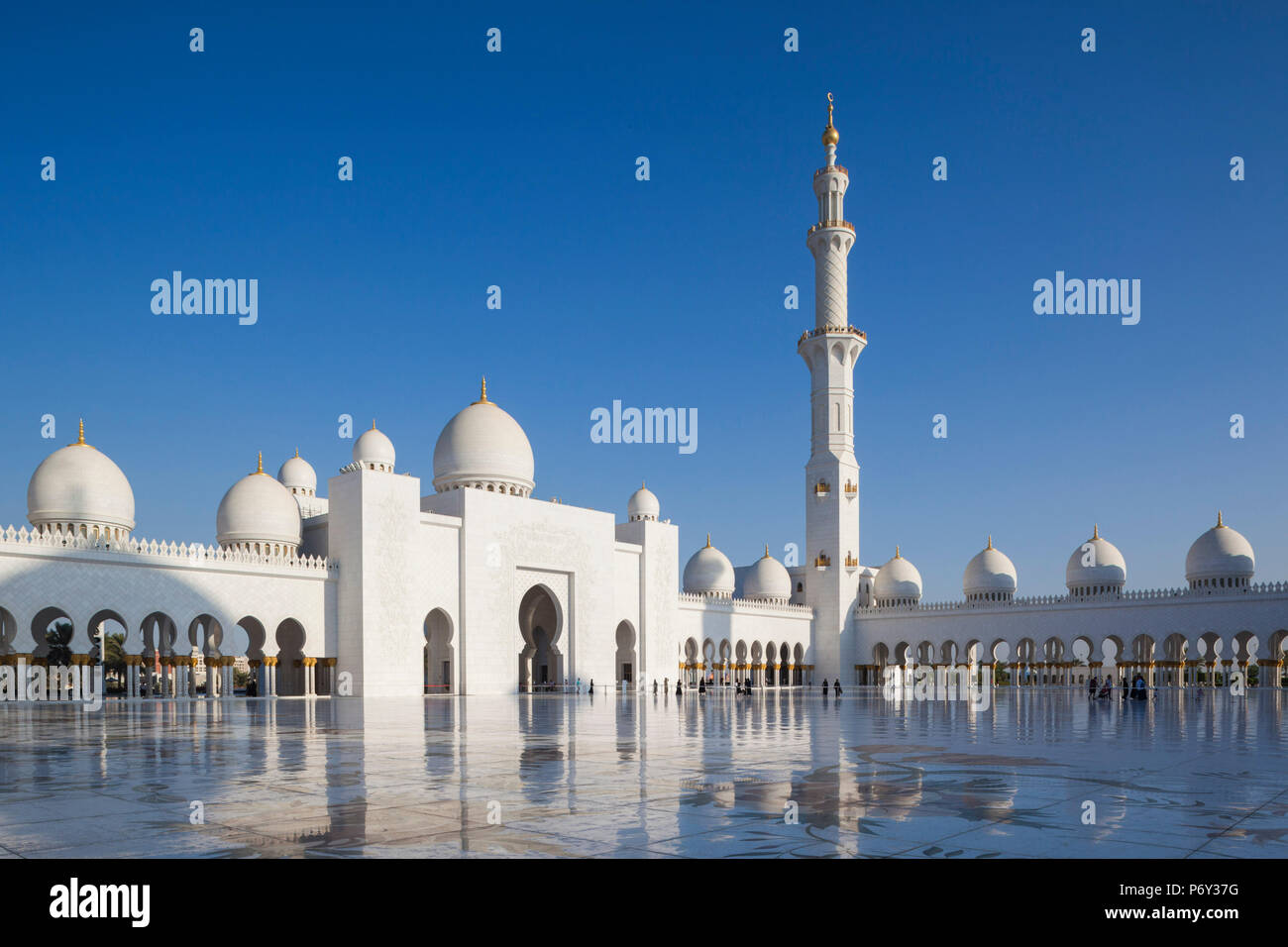 UAE, Abu Dhabi, Sheikh Zayed bin Sultan Mosque, courtyard Stock Photo