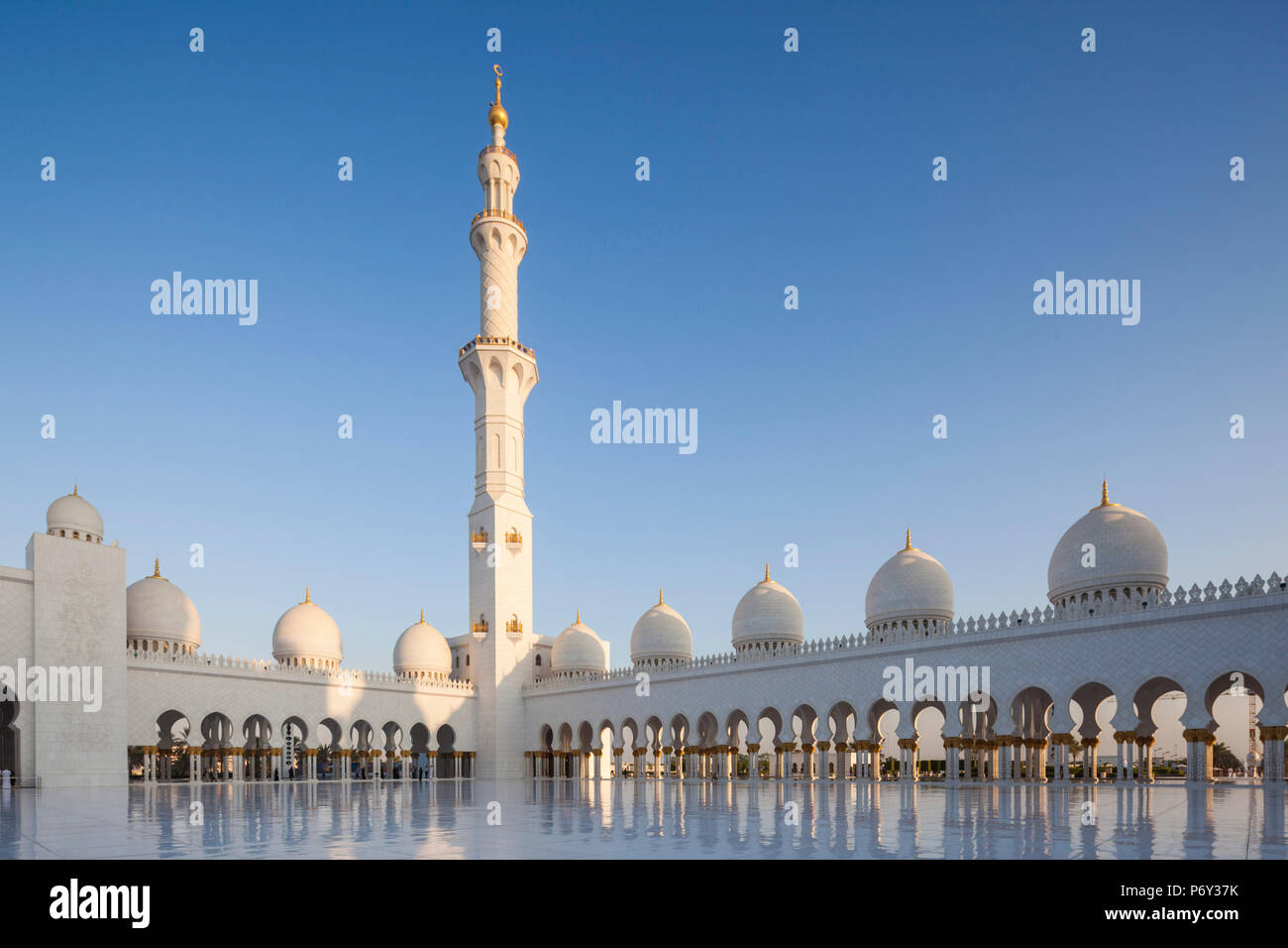 UAE, Abu Dhabi, Sheikh Zayed bin Sultan Mosque, courtyard Stock Photo