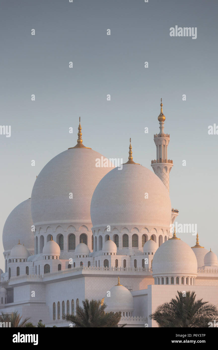 UAE, Abu Dhabi, Sheikh Zayed bin Sultan Mosque, exterior, dawn Stock Photo